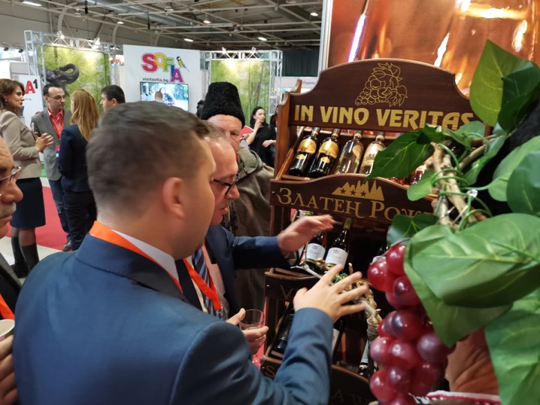 Под лозата на санданския щанд