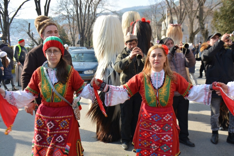 Със звън на чанове и хлопки за Сурва в Симитли