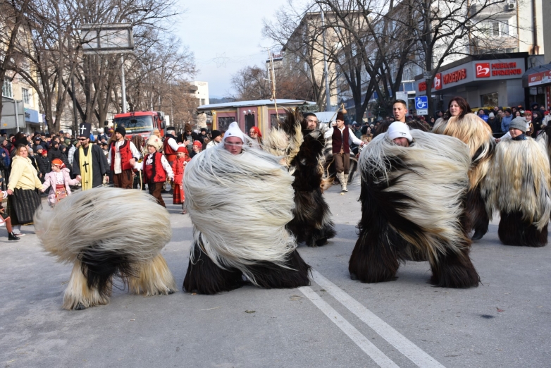 Булевардно дефиле на кукери